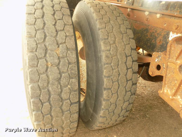 image for item DD2794 1987 White Volvo WIM semi truck