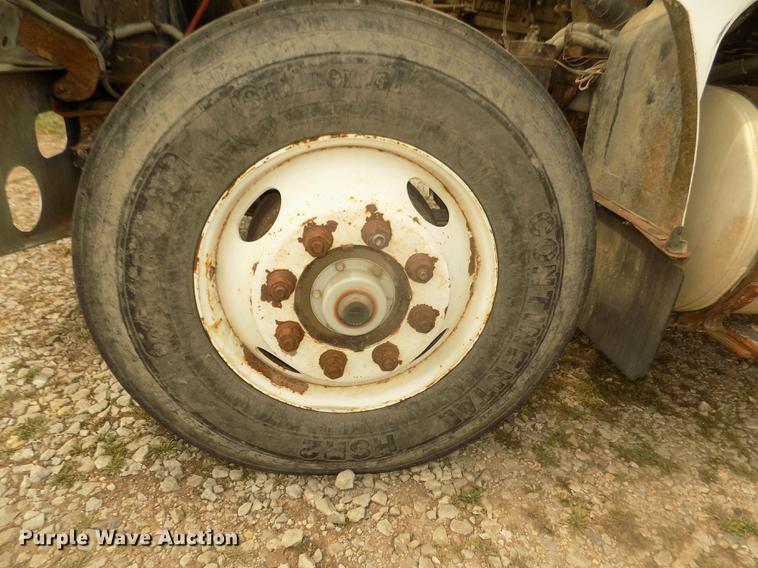 image for item DD2794 1987 White Volvo WIM semi truck