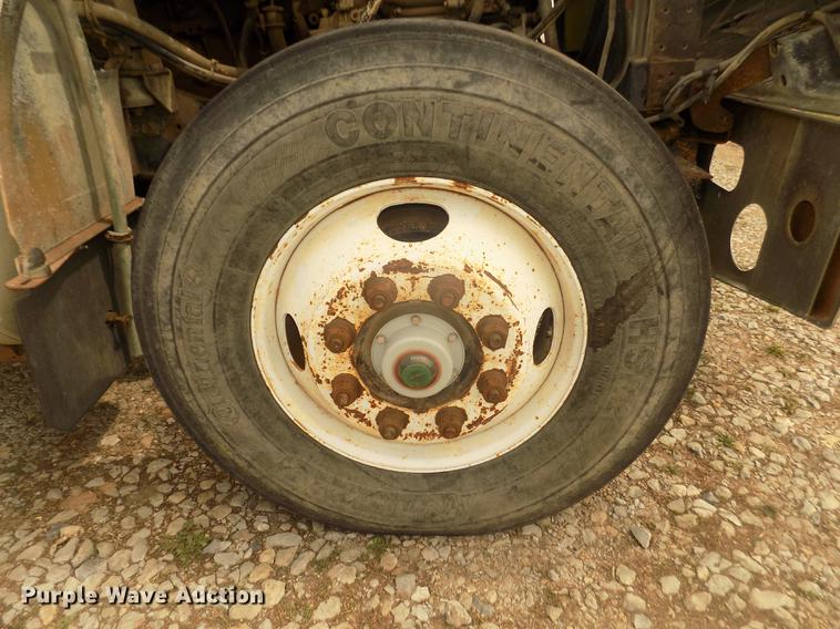 image for item DD2794 1987 White Volvo WIM semi truck