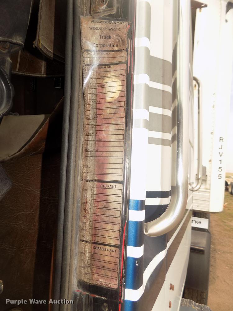 image for item DD2794 1987 White Volvo WIM semi truck