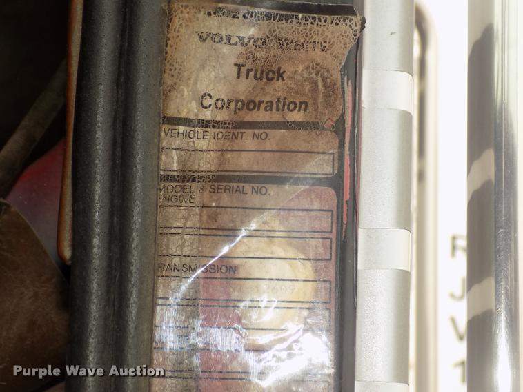 image for item DD2794 1987 White Volvo WIM semi truck