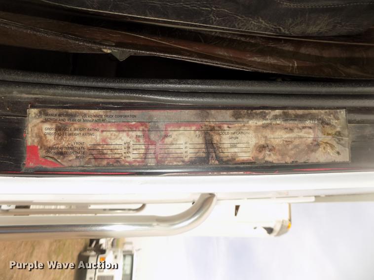 image for item DD2794 1987 White Volvo WIM semi truck