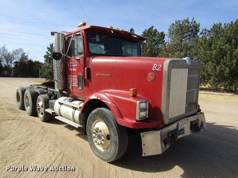 image for item DE6664 1990 International F-9370 semi truck