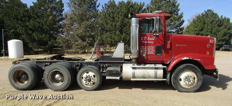 image for item DE6664 1990 International F-9370 semi truck