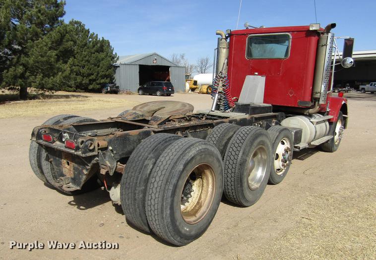 image for item DE6664 1990 International F-9370 semi truck