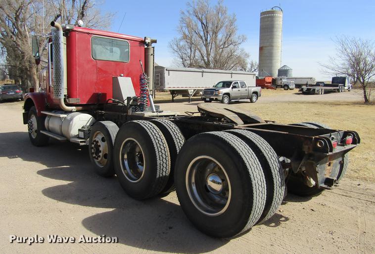 image for item DE6664 1990 International F-9370 semi truck