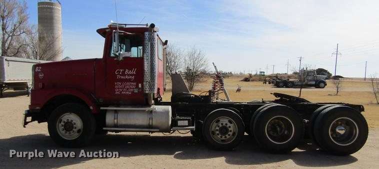 image for item DE6664 1990 International F-9370 semi truck