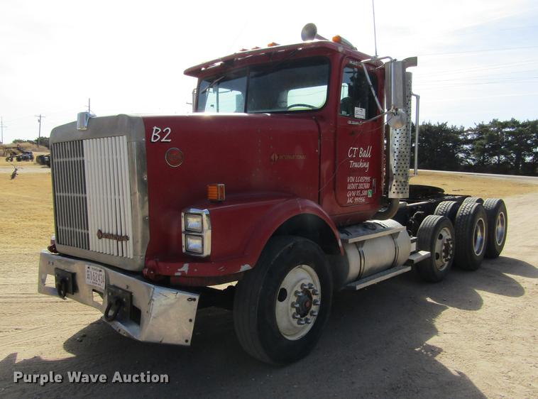 image for item DE6664 1990 International F-9370 semi truck