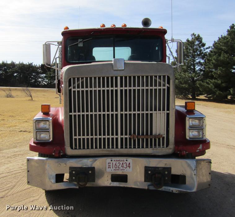 image for item DE6664 1990 International F-9370 semi truck