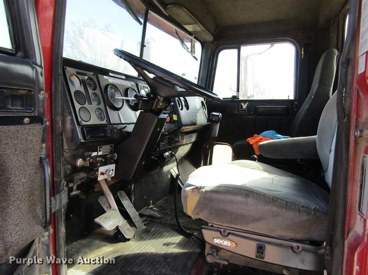 image for item DE6664 1990 International F-9370 semi truck