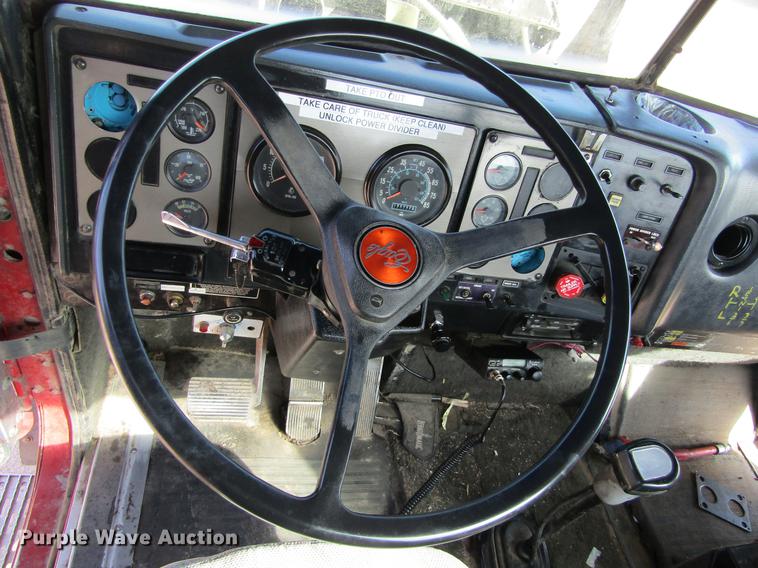 image for item DE6664 1990 International F-9370 semi truck