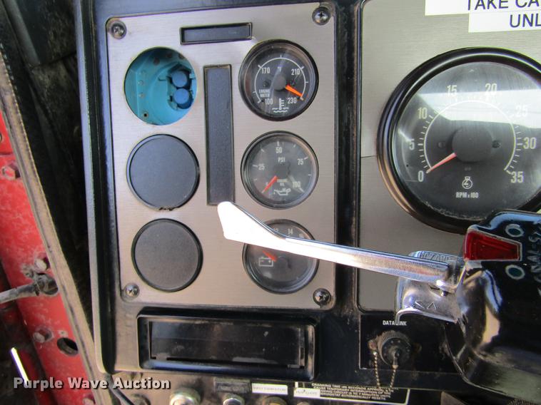 image for item DE6664 1990 International F-9370 semi truck