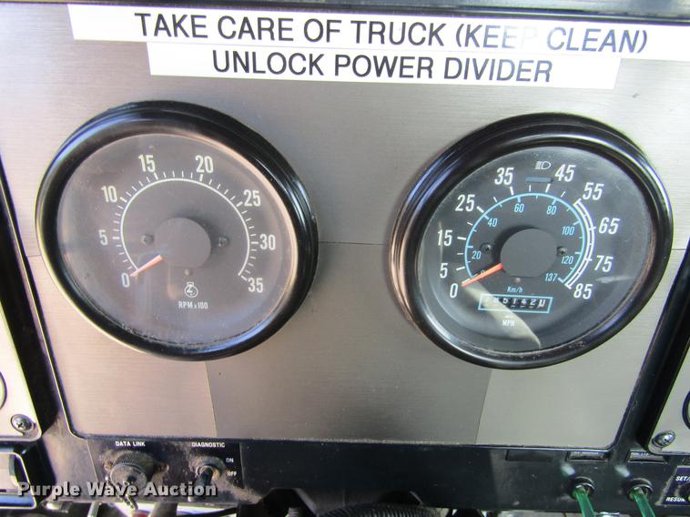 image for item DE6664 1990 International F-9370 semi truck