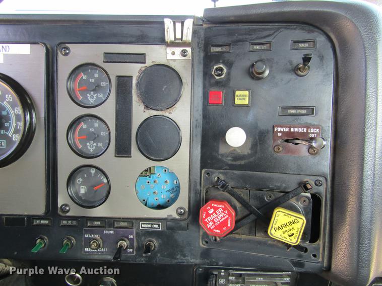 image for item DE6664 1990 International F-9370 semi truck