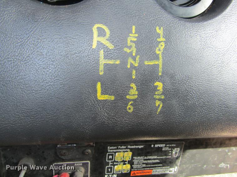 image for item DE6664 1990 International F-9370 semi truck