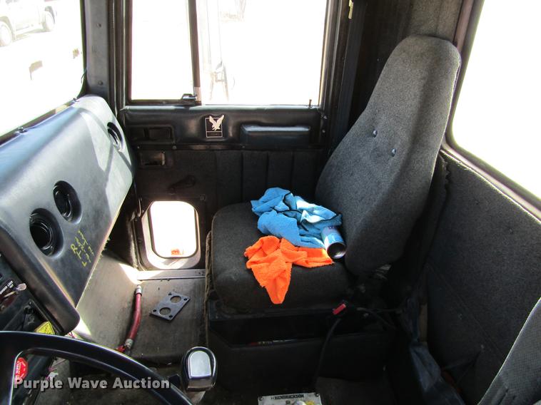 image for item DE6664 1990 International F-9370 semi truck