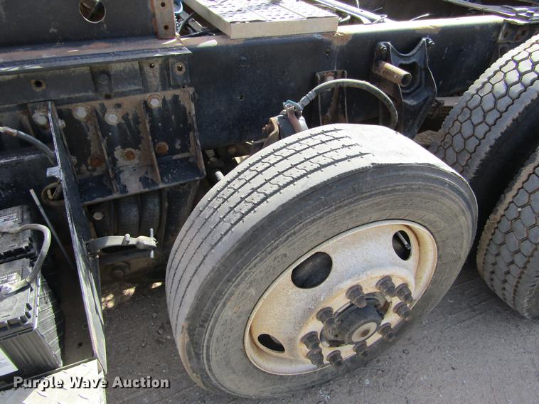 image for item DE6664 1990 International F-9370 semi truck