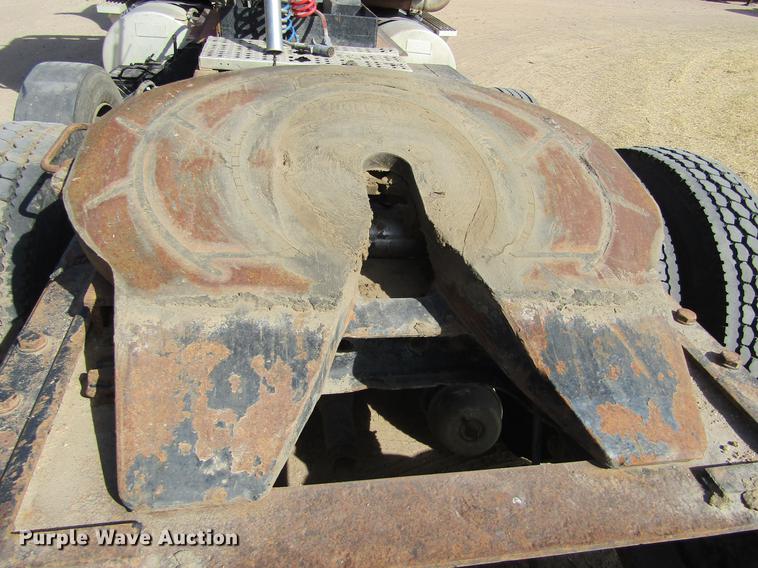 image for item DE6664 1990 International F-9370 semi truck