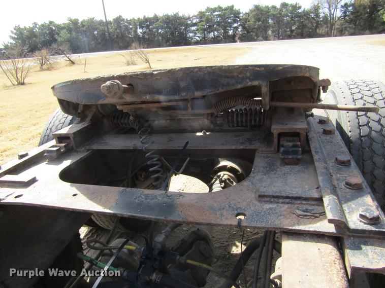 image for item DE6664 1990 International F-9370 semi truck