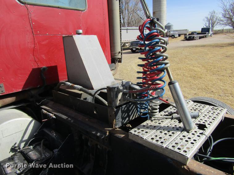 image for item DE6664 1990 International F-9370 semi truck