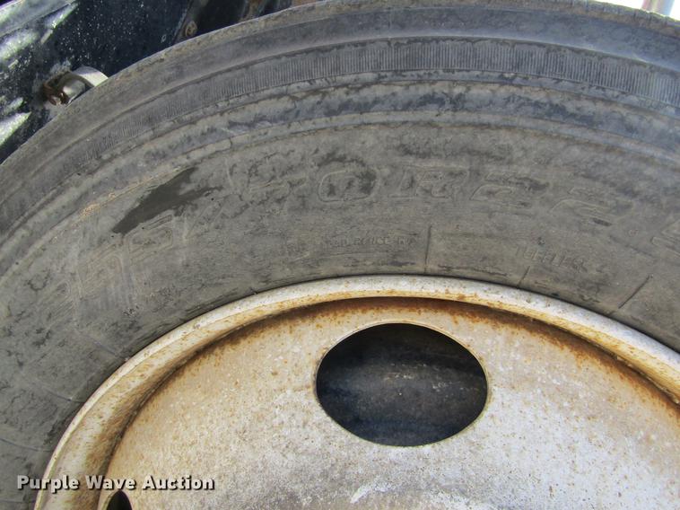 image for item DE6664 1990 International F-9370 semi truck