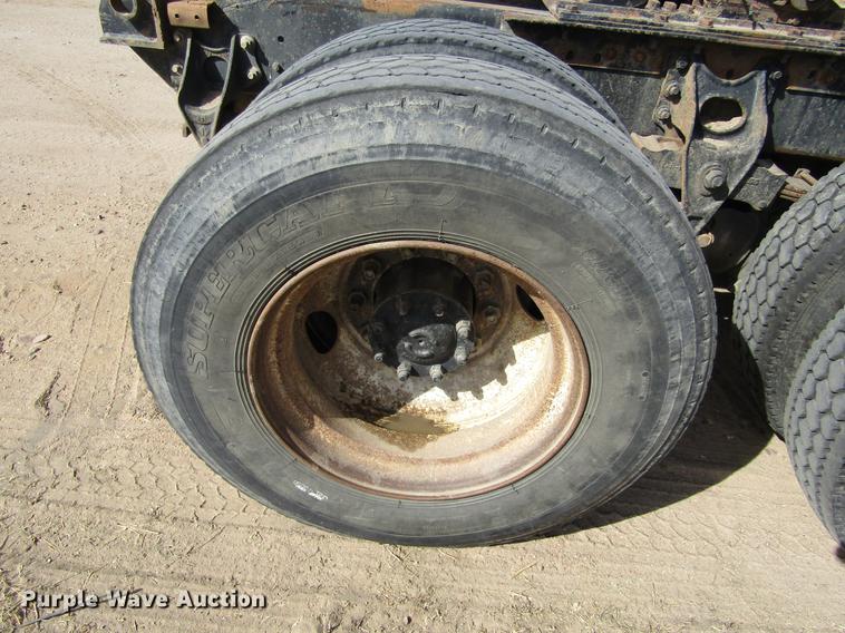 image for item DE6664 1990 International F-9370 semi truck