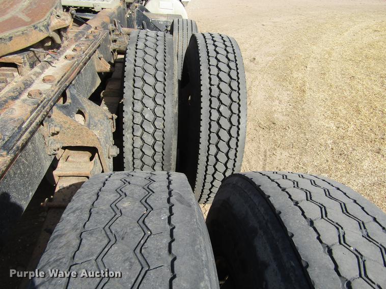 image for item DE6664 1990 International F-9370 semi truck