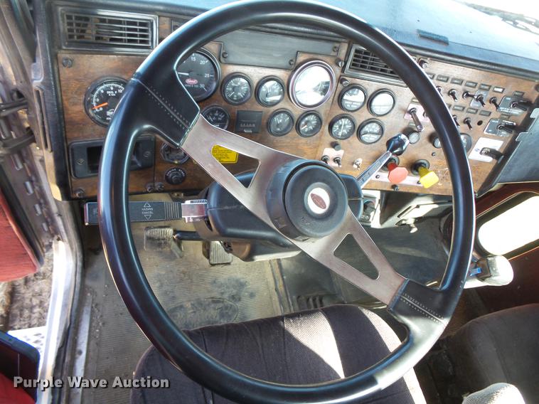 image for item DW9717 1999 Peterbilt 379 semi truck
