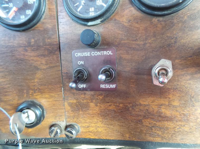 image for item DW9717 1999 Peterbilt 379 semi truck