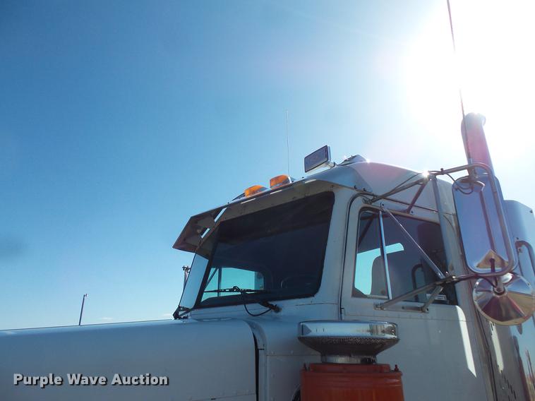 image for item DW9717 1999 Peterbilt 379 semi truck
