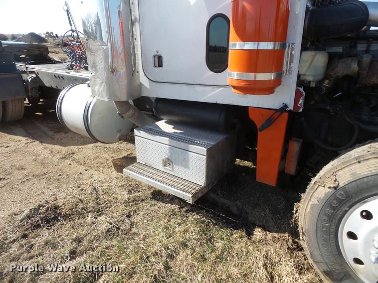 image for item DW9717 1999 Peterbilt 379 semi truck