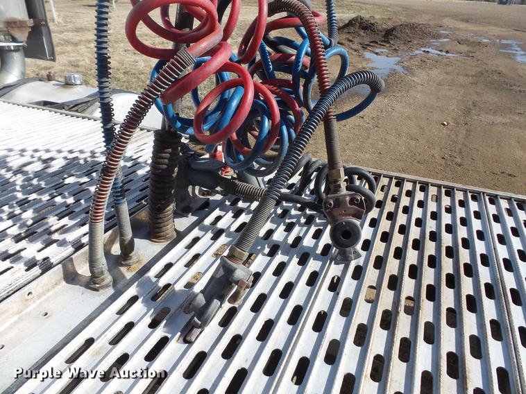 image for item DW9717 1999 Peterbilt 379 semi truck