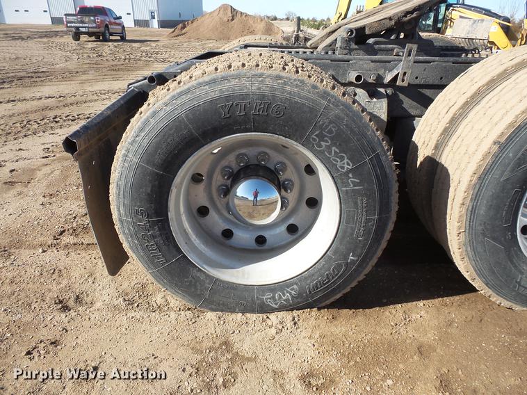 image for item DW9717 1999 Peterbilt 379 semi truck