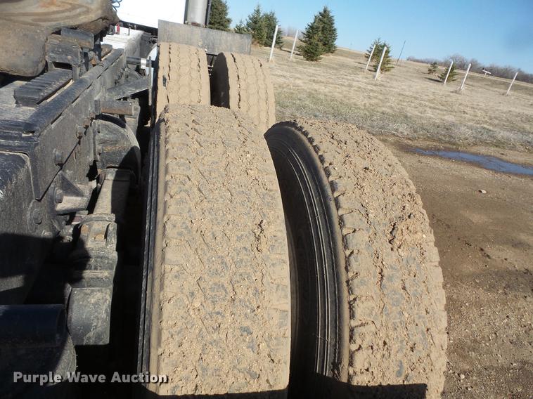 image for item DW9717 1999 Peterbilt 379 semi truck