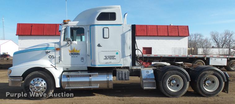 image for item DX9071 1999 International Eagle 9400 semi truck