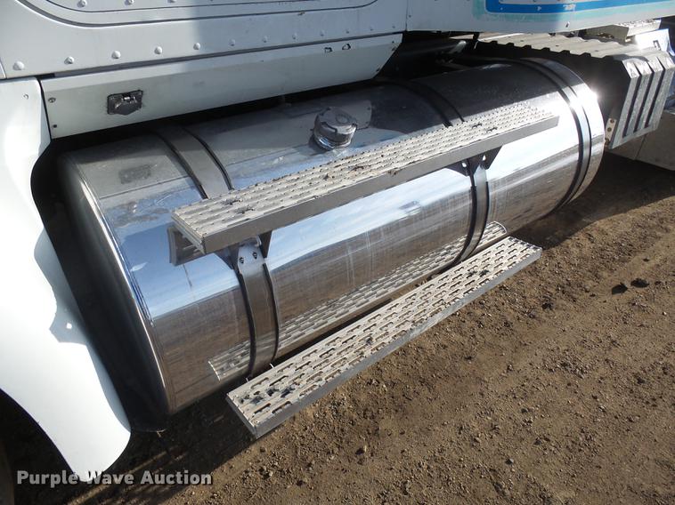 image for item DX9071 1999 International Eagle 9400 semi truck