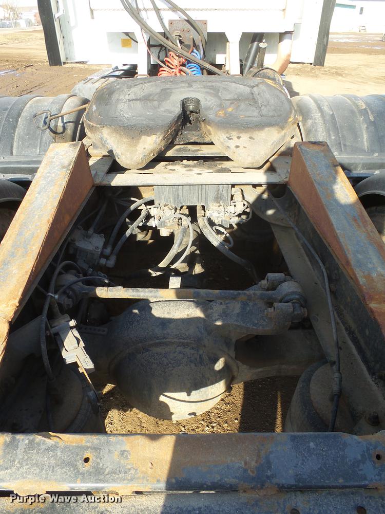 image for item DX9071 1999 International Eagle 9400 semi truck