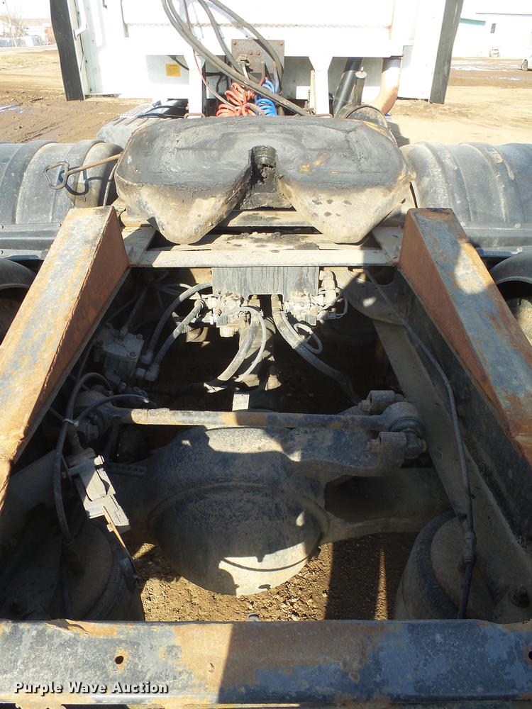 image for item DX9071 1999 International Eagle 9400 semi truck