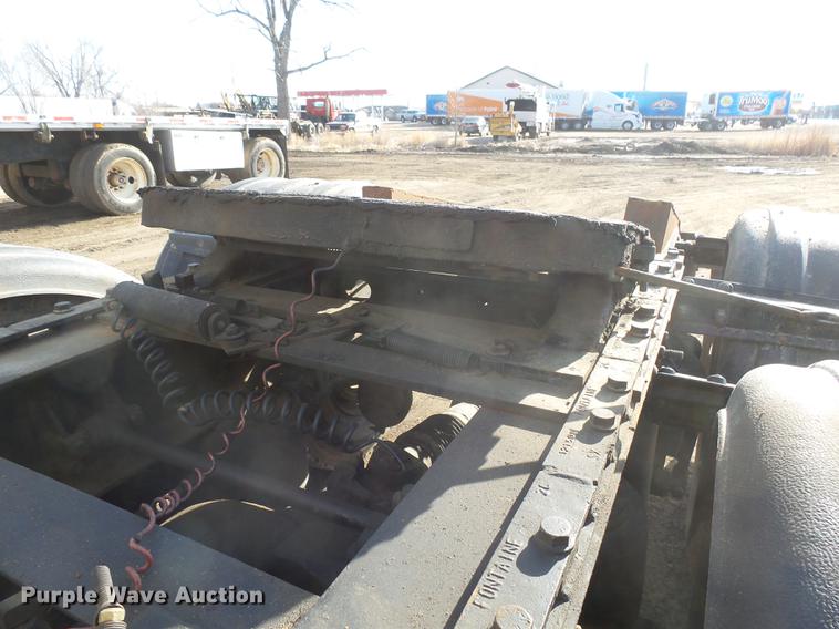 image for item DX9071 1999 International Eagle 9400 semi truck