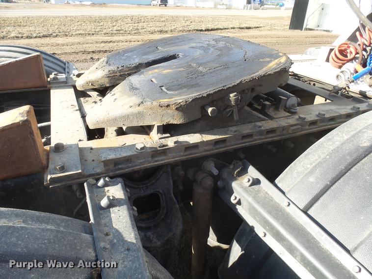 image for item DX9071 1999 International Eagle 9400 semi truck