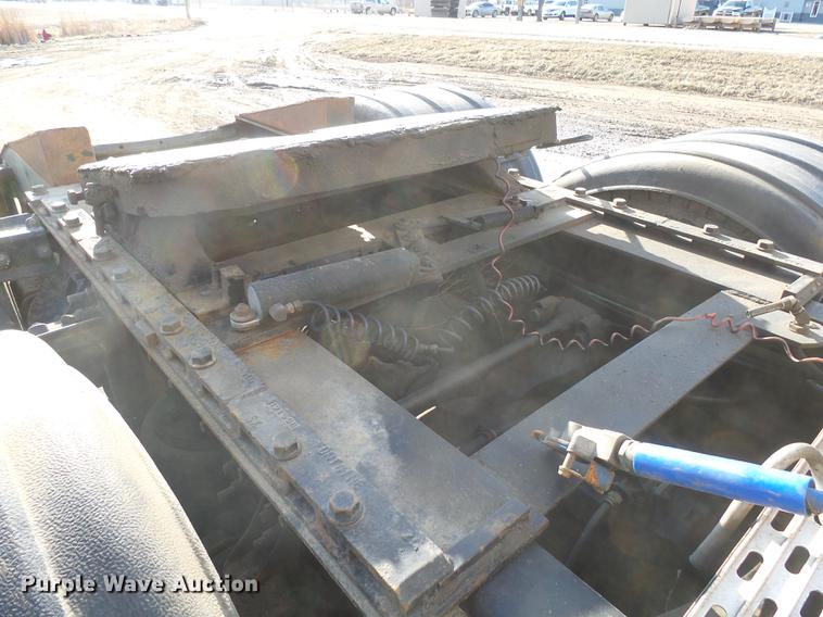 image for item DX9071 1999 International Eagle 9400 semi truck