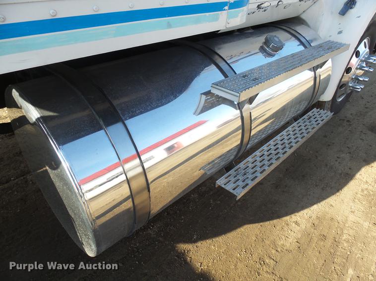 image for item DX9071 1999 International Eagle 9400 semi truck