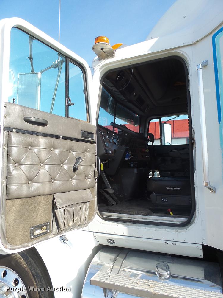 image for item DX9071 1999 International Eagle 9400 semi truck