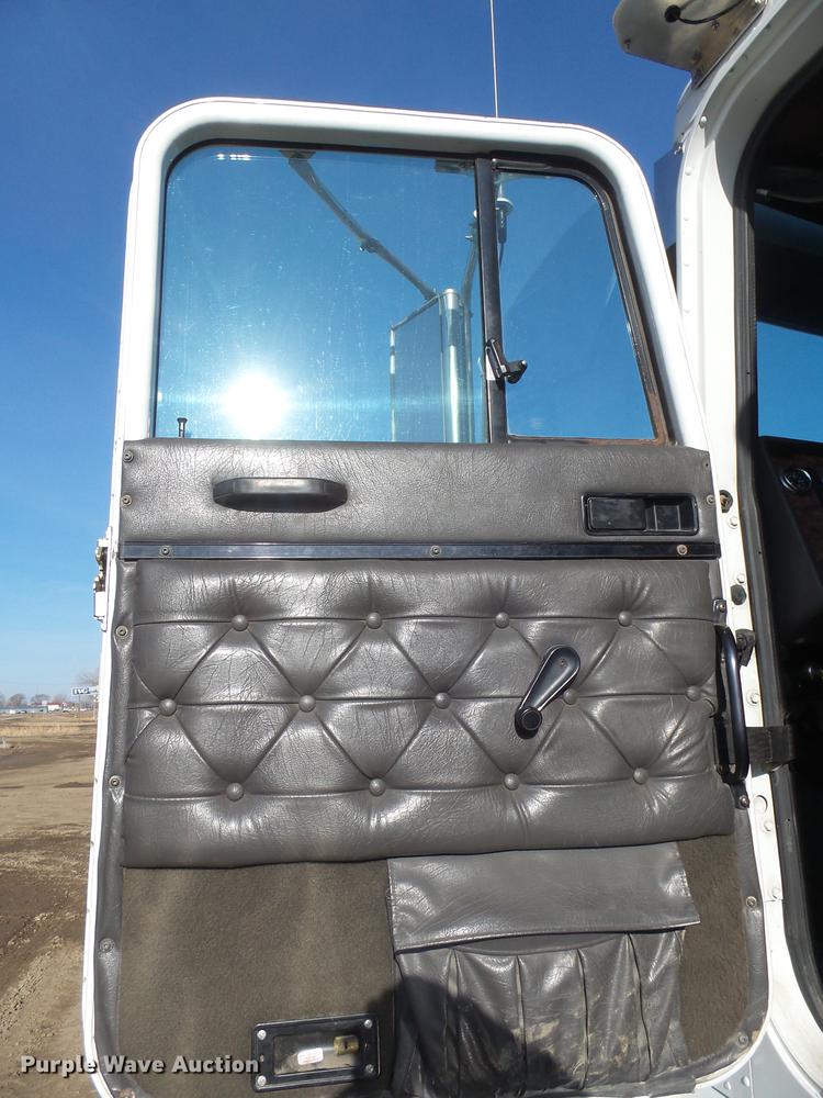 image for item DX9071 1999 International Eagle 9400 semi truck