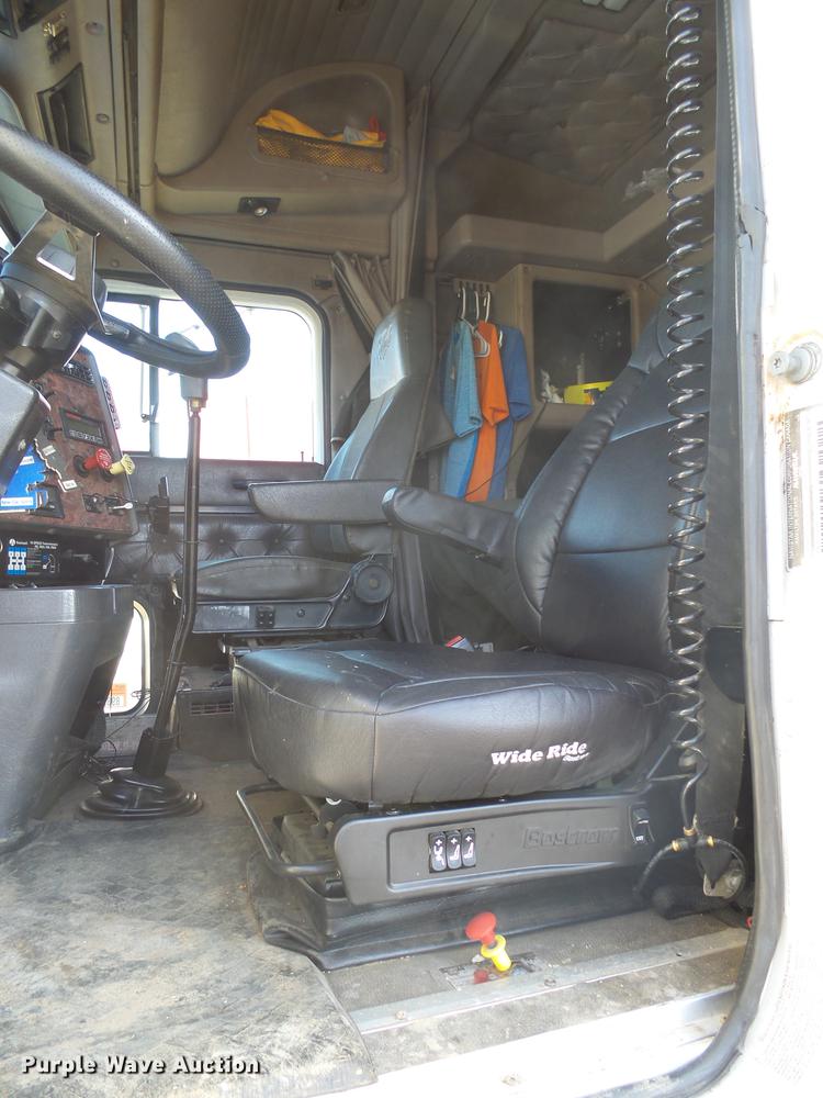 image for item DX9071 1999 International Eagle 9400 semi truck