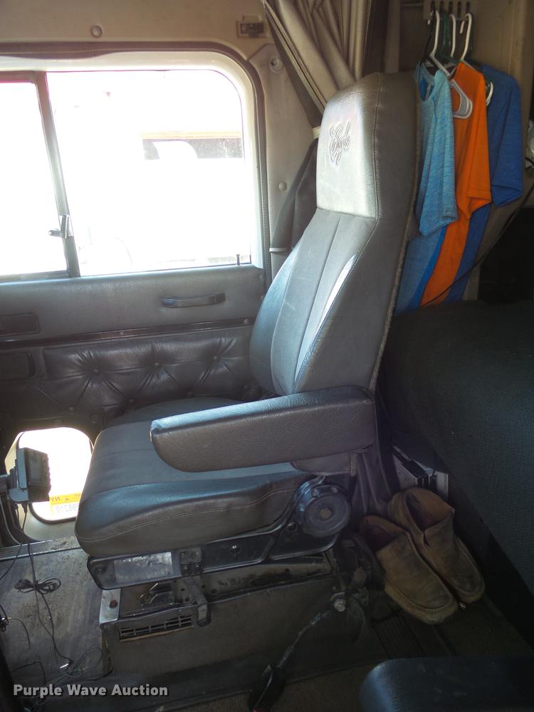 image for item DX9071 1999 International Eagle 9400 semi truck