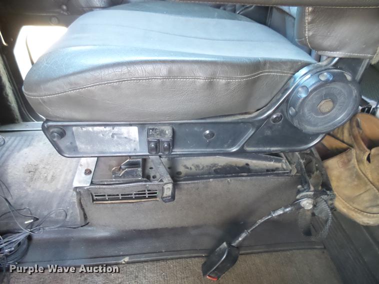 image for item DX9071 1999 International Eagle 9400 semi truck