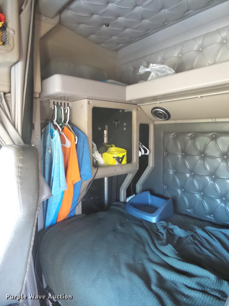 image for item DX9071 1999 International Eagle 9400 semi truck