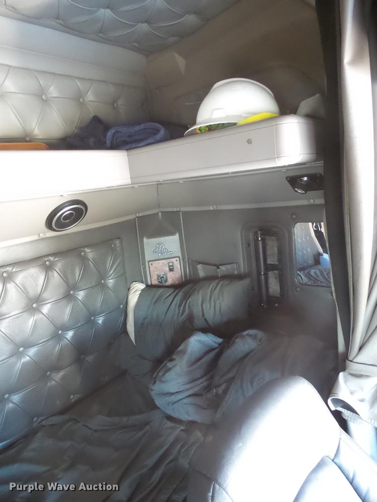 image for item DX9071 1999 International Eagle 9400 semi truck