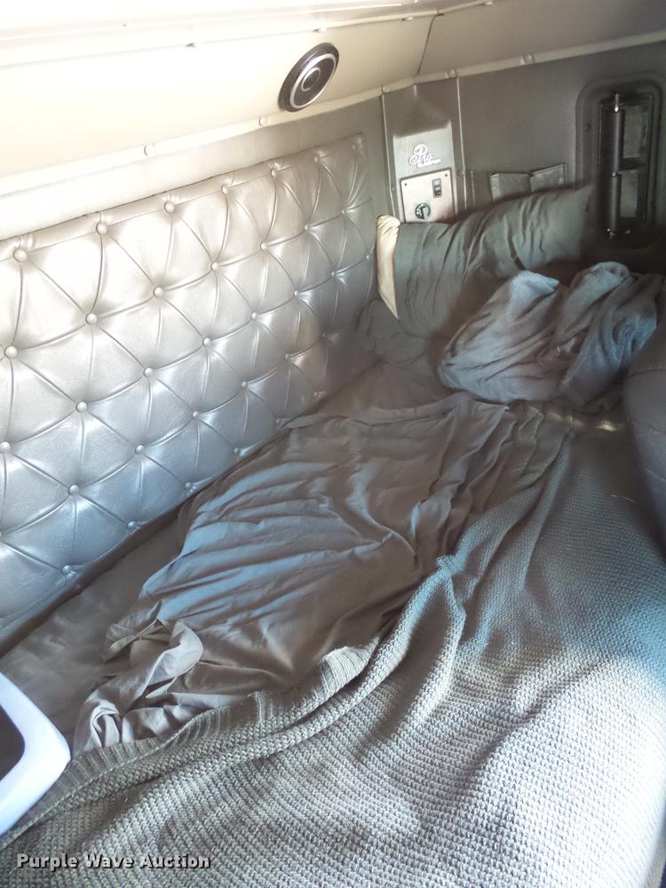 image for item DX9071 1999 International Eagle 9400 semi truck